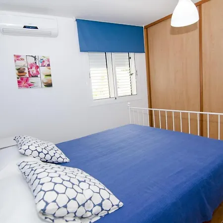 Seaside Terrace Apartment: Beach-view Retreat With Wi-fi *