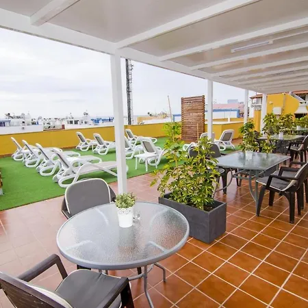 Seaside Terrace Apartment: Beach-view Retreat With Wi-fi Apartment