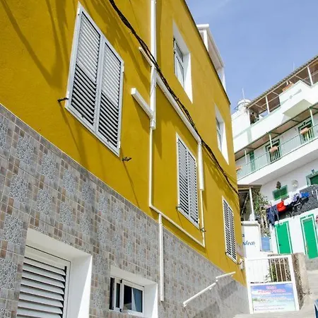 Seaside Terrace Apartment: Beach-view Retreat With Wi-fi Puerto De Mogan